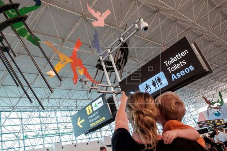 Foto de archivo de la terminal internacional del aeropuerto de Gran Canaria (Foto EFE / Ángel Medina G.)